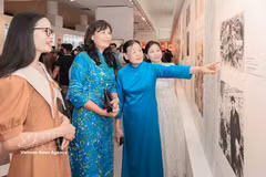 Visitors to the exhibition at the Ho Chi Minh Museum in Hanoi. (Photo: VNA)