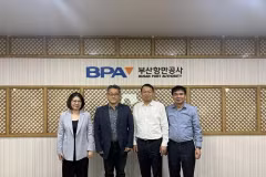 Vietnamese and Korean officials pose for a group photo at the Busan Port Authority. (Photo: baoquocte.vn)