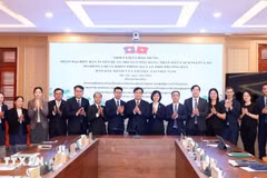 Vietnamese and Lao officials at the event (Photo: VNA)