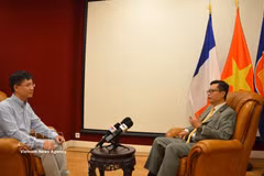 Vietnamese Ambassador to France Trinh Duc Hai (R) grants an interview to the Vietnam News Agency (Photo: VNA)