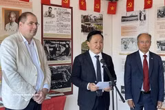 Vincent Boulet (first, left), French Communist Party (PCF)’s foreign affairs head, attends the opening of Nhan Dan (People) newspaper's display at an event in September 2024. (Photo: VNA)