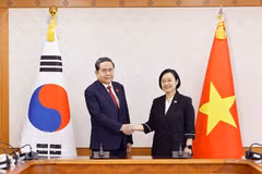 President of the National Assembly Tran Thanh Man (left) and Korean Prime Minister Han Seong Sook at their meeting in Seoul on September 7 (Photo: VNA)