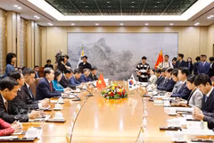 National Assembly President Tran Thanh Man and Speaker of the National Assembly of the Republic of Korea (RoK) Cho Jeong-sik hold talks in Seoul on September 7. (Photo: VNA)