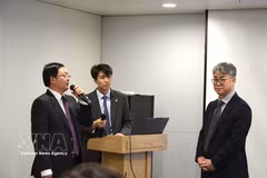 Deputy Prime Minister Ho Quoc Dung talks with the host executives of the SK Telecom-operated AI data centre on September 7. (Photo: VNA)