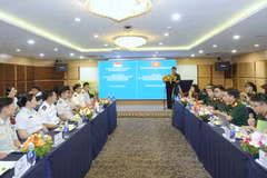 Vietnamese and Singaporean young military officers gather in Hanoi to exchange knowledge, share professional experiences, and discuss military training and operations. (Photo: tienphong.vn)