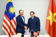 PM Pham Minh Chinh (R) and Malaysian PM Anwar Ibrahim (Photo: VNA)