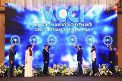 Minister of Foreign Affairs Le Hoai Trung (third, right), VCCI Chairman Ho Sy Hung (third, left), and representatives of government agencies and educational institutions attend the launch ceremony of the programme. (Photo courtesy of VCCI)