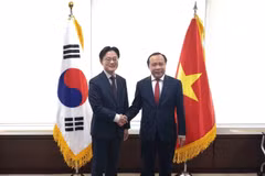Vietnamese Minister of Science and Technology Vu Hai Quan (right) and RoK Minister of Trade, Industry and Resources Kim Jung Kwan at their meeting on September 30 (Photo: vnexpress.net)