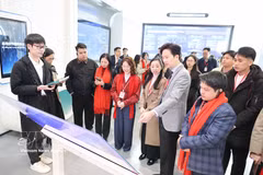 Representatives of Vietnamese youth visit the China-ASEAN Artificial Intelligence Application Cooperation Centre. (Photo: VNA)