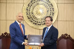 Ambassador of the UAE to Vietnam Bader Almatrooshi (L) and Vice Chairman of the provincial People’s Committee Nguyen Hong Thanh at the meeting on August 22 (Photo: VNA) 
