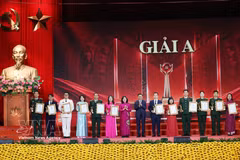 Standing Member of the Party Central Committee’s Secretariat Tran Cam Tu (eighth from left), and Secretary of the Party Committee of the Vietnam Fatherland Front (VFF) and central mass organisations and President of the VFF Central Committee Bui Thi Minh Hoai (seventh from left) present A prizes to individual authors and author groups. (Photo: VNA)