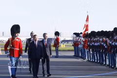 General Secretary of the Communist Party of Vietnam (CPV) Central Committee and President To Lam and Danish King Frederik X review the guard of honour. (Photo: VNA)