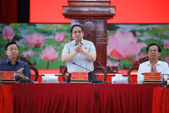 Prime Minister Pham Minh Chinh (centre) chairs a meeting in Can Tho city on April 21 to look into the progress of key transport projects in the southern region. (Photo: VNA)