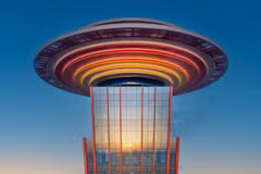 Viewed from afar, the expansive roof extending beyond the tower’s main structure creates the striking impression of a mysterious object suspended between the sea and sky. (Photos: Sun Group)