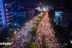 Hanoi turns red on sleepless night after Vietnam’s football victory 