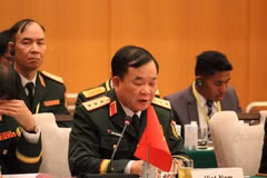 Deputy Minister of National Defence Sen. Lieut. Gen. Hoang Xuan Chien speaks at the forum (Photo: VNA)