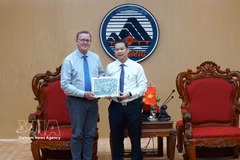 Chairman of the Da Nang People’s Committee Nguyen Manh Hung (R) presents a gift to Bodo Ramelow, Vice President of the German Bundestag, in Da Nang on June 19, 2026. (Photo: VNA)