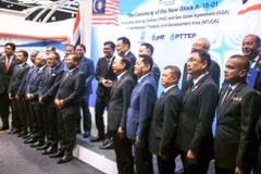 Representatives from Thailand and Malaysia at the signing ceremony of the new Production Sharing Contract (PSC) and Gas Sales Agreement (GSA) for Block A-18-01 in the Malaysia-Thailand Joint Development Area (MTJDA) in the southern Gulf of Thailand. (Photo: Malaysia's Economy Ministry)