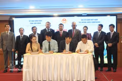 Representatives of businesses from Lam Dong province and Cambodia sign cooperation agreements at the conference on trade, tourism and investment promotion for the central province of Vietnam. (Photo: VNA)