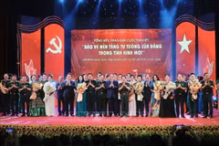 A group photo taken at the May 15 awards ceremony of the 4th national writing contest on defending the ideological foundation of the Party in the new context. (Photo: VNA)