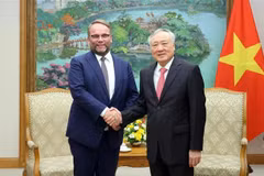 Permanent Deputy Prime Minister Nguyen Hoa Binh (right) and Timon Gremmels, Minister of Science and Research, Arts and Culture of Hessen, at their meeting in Hanoi on October 21 (Photo: VNA)