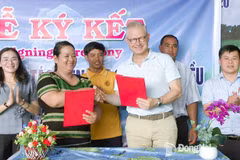 Thi Khui, Director of Bu Lach Organic Cashew Cooperative, signs a cashew purchasing cooperation agreement with a representative of Intersnack Vietnam Cashew Company Limited. (Photo: Dong Nai Newspaper)