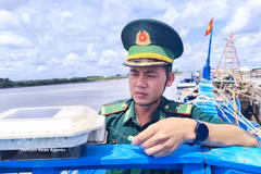 Maj. Phan Minh Vuong, head of the Ganh Hao Border Guard Control Station, inspects the VMS system on a fishing boat (Photo: VNA)