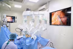 With the assistance of robotic-assisted laparoscopic surgery, doctors successfully perform a complex operation (Photo: VNA)