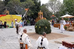 Rituals of the Saito Ogomaku fire ceremony at the 2026 Vietnam–Japan Buddhist Cultural Exchange Festival in Ninh Binh province (Photo: VNA)