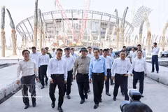 National Assembly President Tran Thanh Man (third, right) and the working delegation inspect the APEC Convention Centre project. (Photo: VNA)