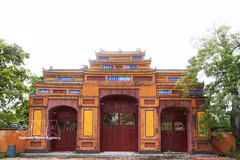 The front gate of the Trai Cung area within the Nam Giao Esplanade relic site in Hue city (Photo: VNA)