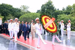 Myanmar President Min Aung Hlaing and his spouse, Kyu Kyu Hla, lay a wreath at the Monument to Heroic Martyrs on Bac Son Street in Hanoi. (Photo: VNA)
