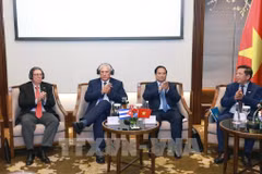 Prime Minister Pham Minh Chinh (second, right) and Cuban First Secretary of the Communist Party of Cuba Central Committee and President of Cuba Miguel Diaz-Canel Bermudez (second, left) at the meeting with businesses of the two countries. (Photo: VNA)