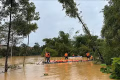 Rescue forces work urgently to evacuate 270 students trapped at Na Ri Ethnic Boarding School. (Photo published by VNA)