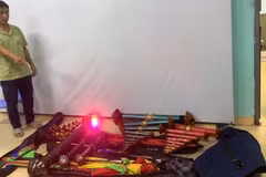 A suspect and the seized kites at the Binh Hung Hoa ward police station. (Photo of the police)
