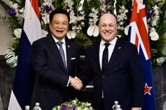 Thai PM Anutin Charnvirakul (L) meets with his New Zealand counterpart Christopher Luxon (Photo: The Nation)