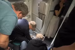 Russian medical team aids passenger during Vietnam Airlines flight. (Photo: Vietnam Airlines)