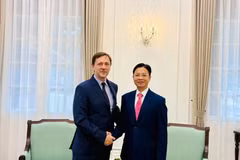 Deputy Minister of Foreign Affairs Ngo Le Van (R) receives Hungarian Ambassador to Vietnam Baloghdi Tibor in Hanoi on September 24 (Photo: Ministry of Foreign Affairs)
