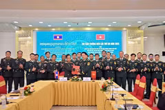 The two sides sign the minutes of the meeting. (Photo: VNA)