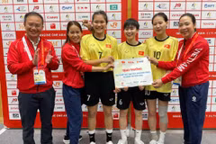 The Vietnamese women’s sepak takraw players receive bonus from leaders of the Vietnamese sports delegation after winning the gold medal. (Photo: vietnamnet.vn)