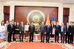 Vietnamese and Lao diplomats in China pose for a photo. (Photo: VNA)