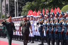 General Nguyen Tan Cuong, Chief of the General Staff of the Vietnam People’s Army (VPA) and Deputy Minister of National Defence, and Major General Dato Paduka Seri Faji Muhammad Haszaimi Bin Bol Hassan, Commander of the Royal Brunei Armed Forces, review the Guard of Honour of the Vietnam People’s Army on September 17. (Photo: VNA)