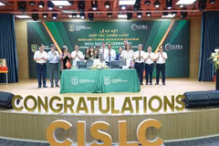 The signing ceremony between CIS Lao Cai and Ultra Education (Photo: nhandan.vn)