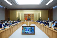 Prime Minister Pham Minh Chinh (centre) chairs a hybrid meeting meeting with ministries, central agencies and local authorities on December 17 to review the implementation of the “Quang Trung Campaign” to rebuild and repair homes that are severely damaged by recent storms and floods. (Photo: VNA)