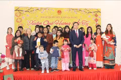 Participants pose for a group photo at the “Xuan Que Huong” (Homeland Spring) programme in New Delhi, India on January 19, 2025). 