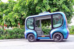 A mini autonomous bus undergoing testing in Hanoi (Photo: Phenikaa-X)