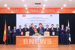 Participants at the talks between Minister of Construction Tran Hong Minh and Korean Minister of Land, Infrastructure, and Transport Park Sangwoo in Hanoi on March 31. (Photo: VNA)