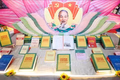 Party General Secretary To Lam's new book on the dignity of Vietnam's revolutionary public security officers (Photo: VNA)