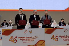 Vath Chamroeun, secretary-general of the National Olympic Committee of Cambodia and Seng Vannak, Phnom Penh’s Deputy Governor sign the contract to host the 5th Asian Youth Games in 2031 with Timothy Fox, the council’s acting president (Photo: Olympic Cambodia)
