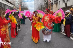 An “ao dai” (Vietnamese traditional long dress) show at the Lunar New Year parade in Paris. (Photo: VNA)